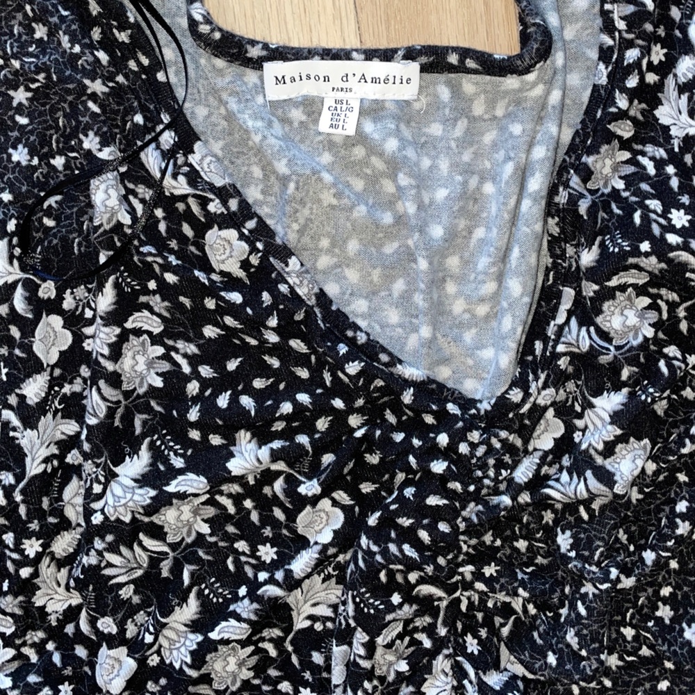 Top floral black and white